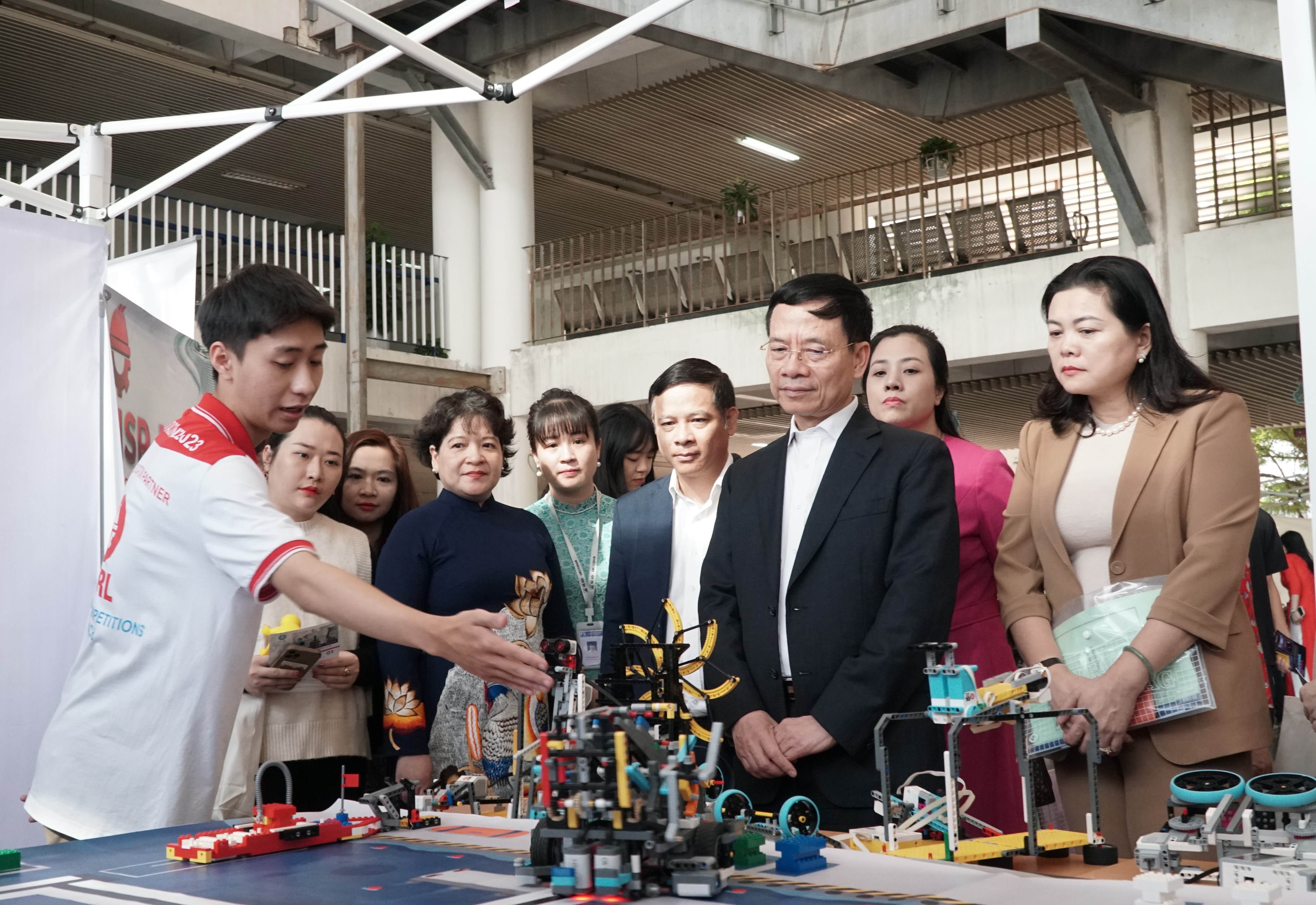 Lan tỏa niềm đam mê công nghệ thông tin và STEM trong học sinh THPT