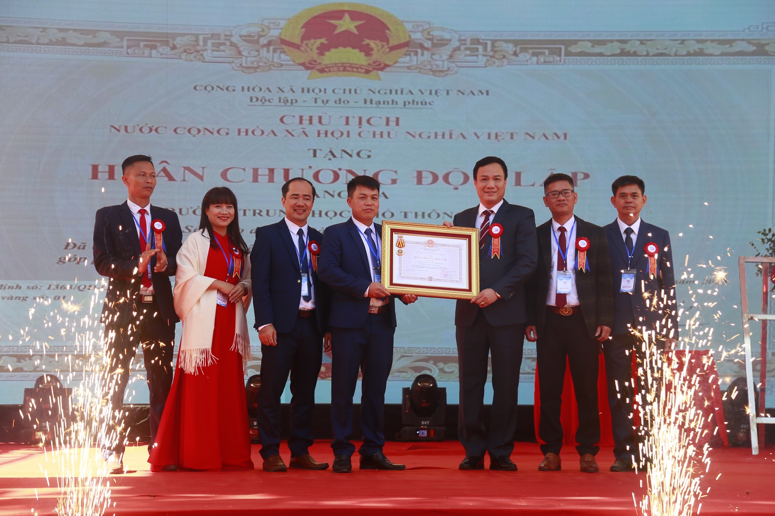 Trường THPT Tứ Kỳ đón nhận Huân chương Độc lập hạng Ba