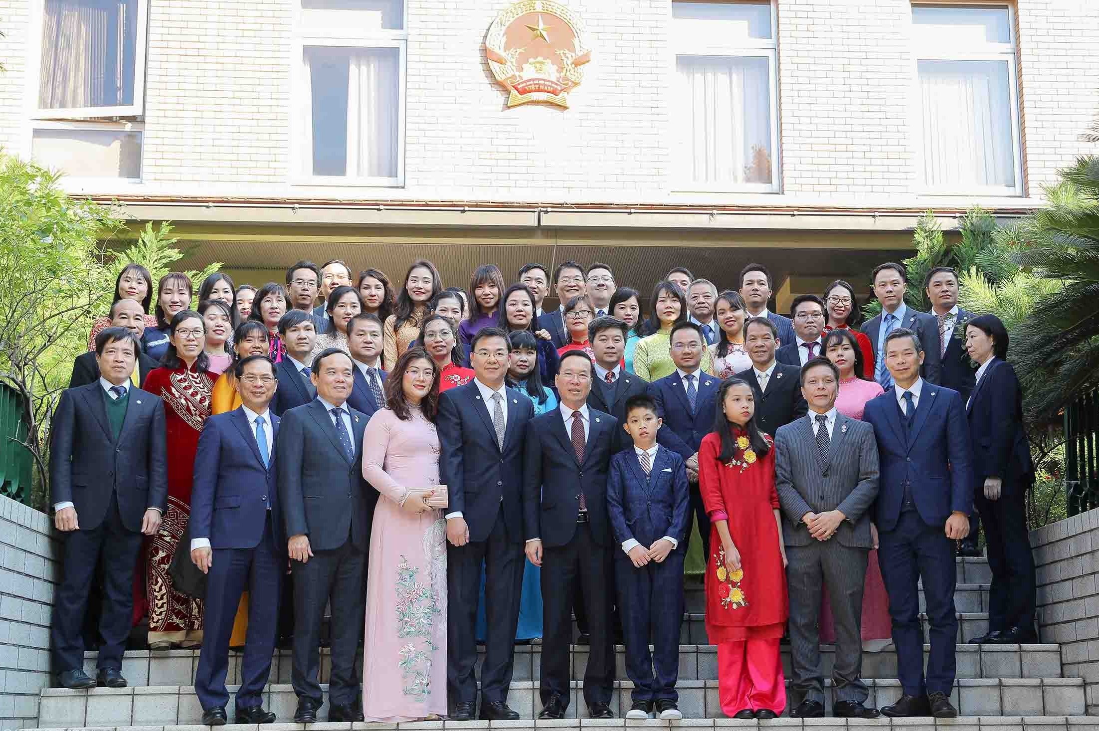 Chủ tịch nước thăm cán bộ, nhân viên Đại sứ quán và cộng đồng người Việt Nam tại Nhật Bản