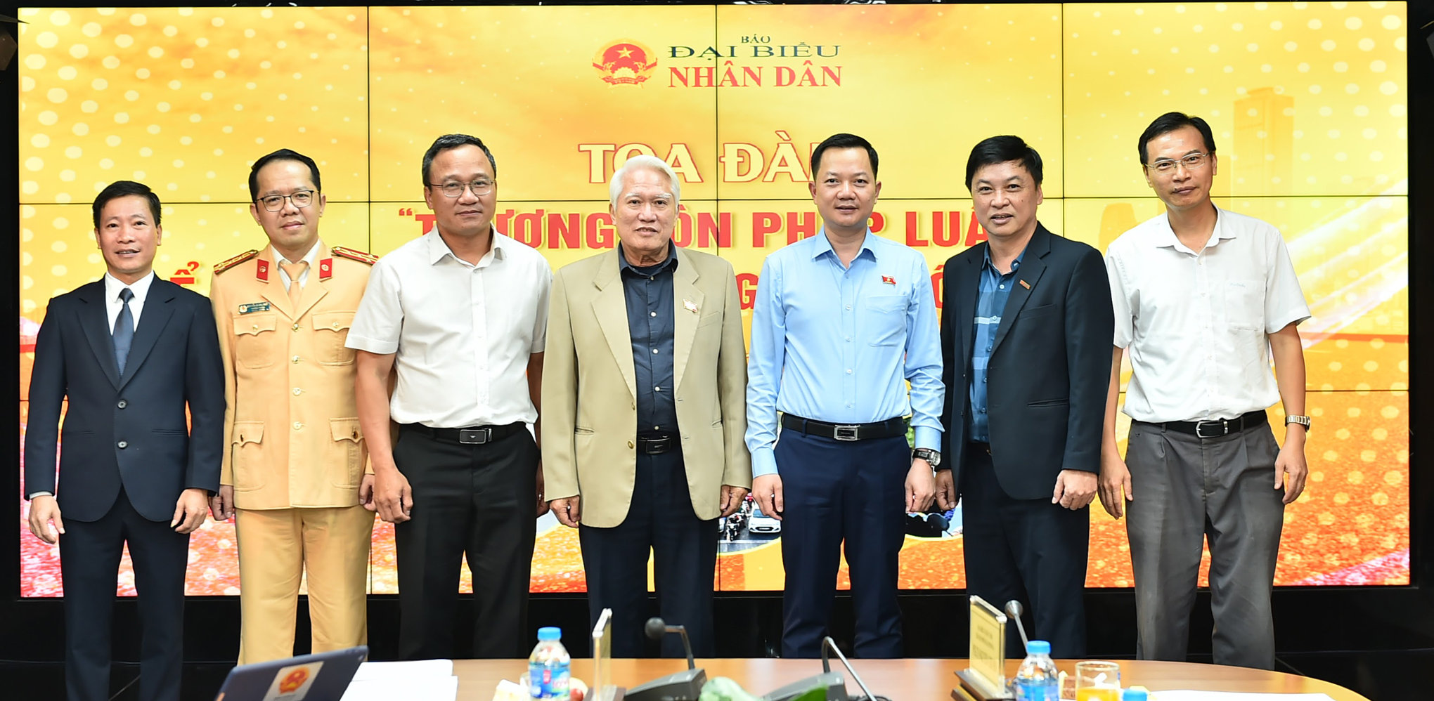 Thượng tôn pháp luật để xây dựng văn hóa giao thông an toàn
