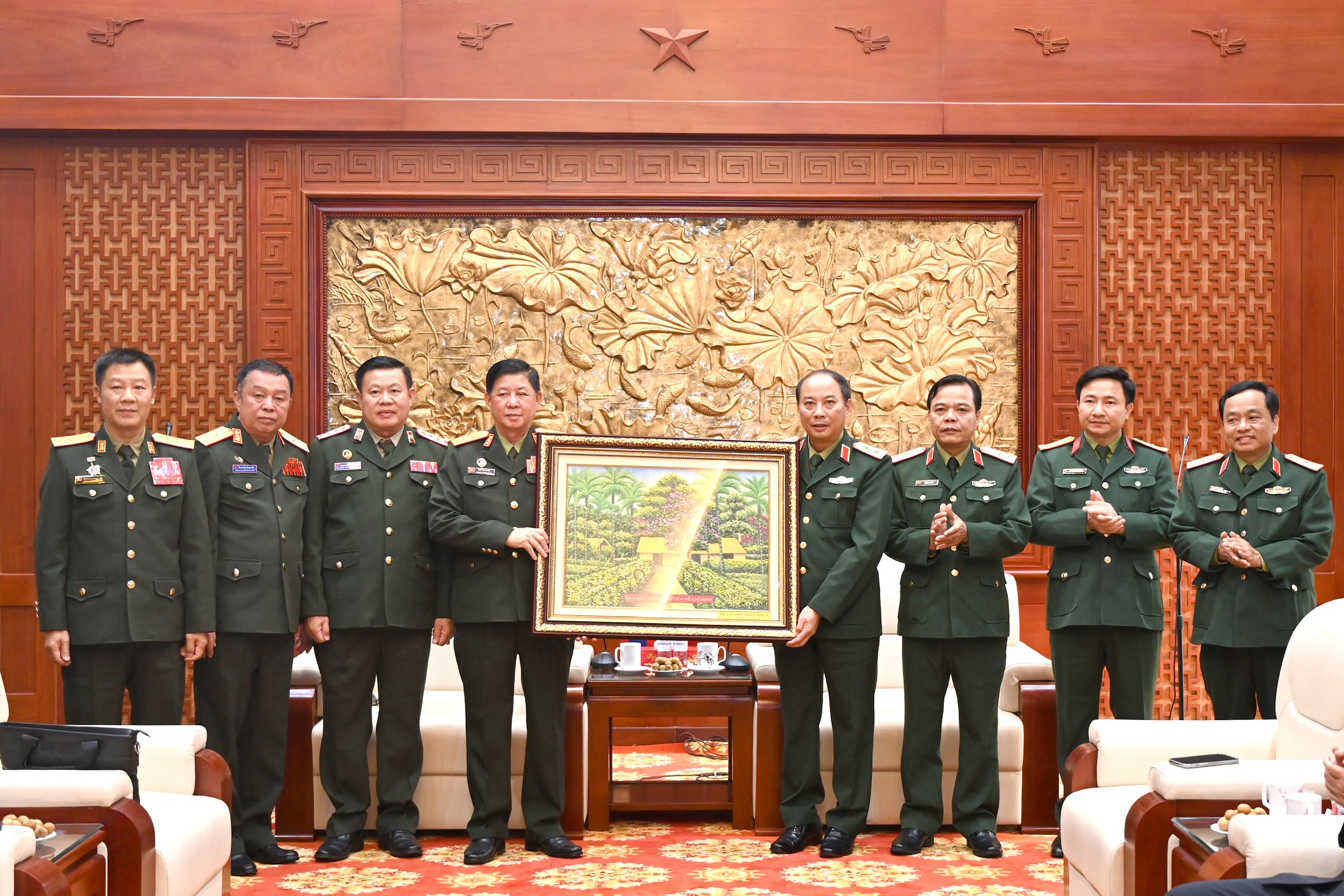 Đoàn công tác Bộ Quốc phòng Lào thăm Quân khu 4