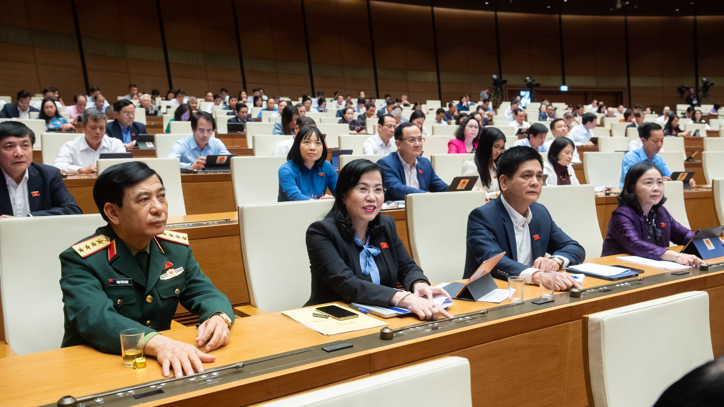 Thông qua Nghị quyết thí điểm một số chính sách đặc thù về đầu tư xây dựng công trình đường bộ