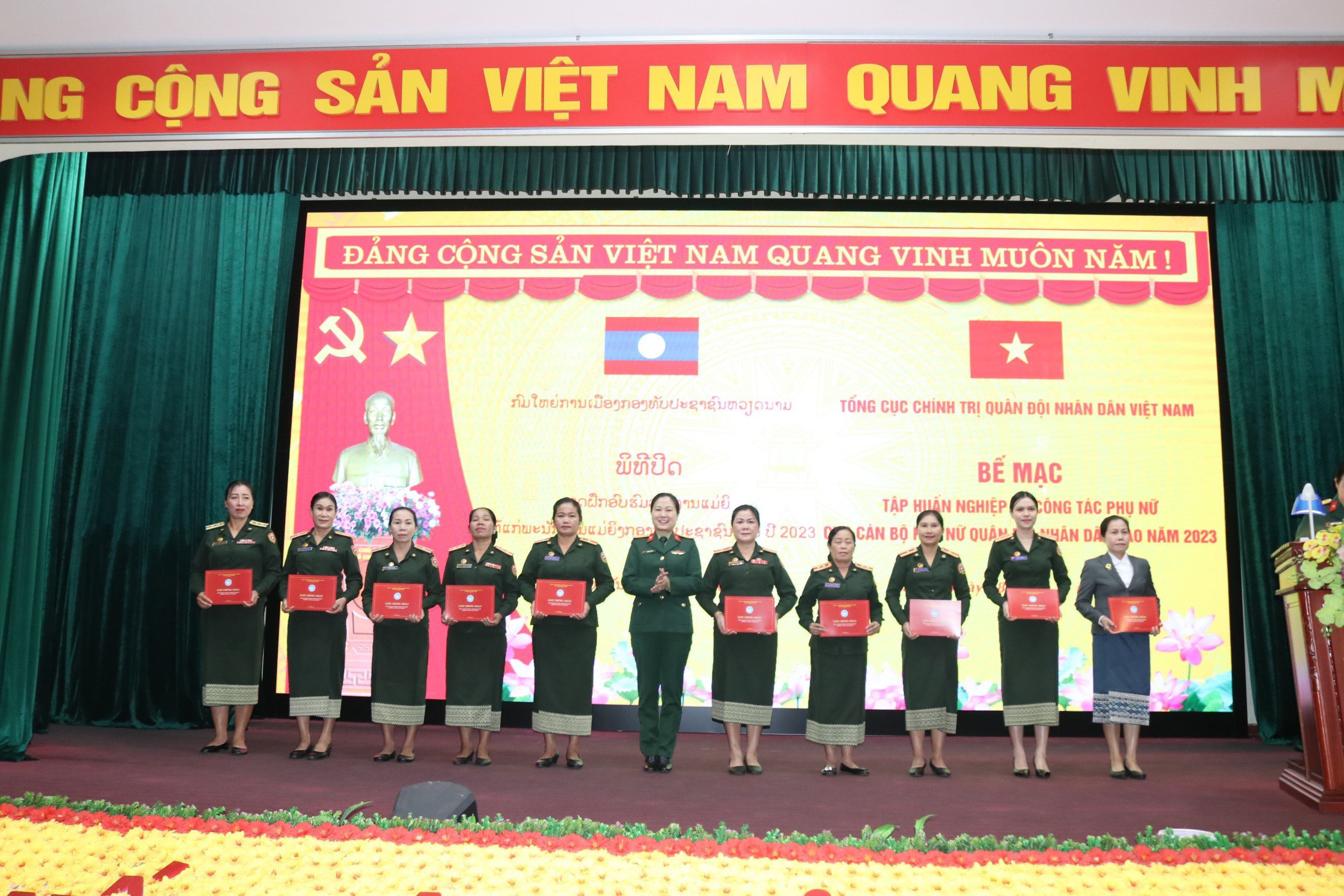 Tăng cường tình đoàn kết hữu nghị giữa phụ nữ quân đội hai nước Việt Nam - Lào