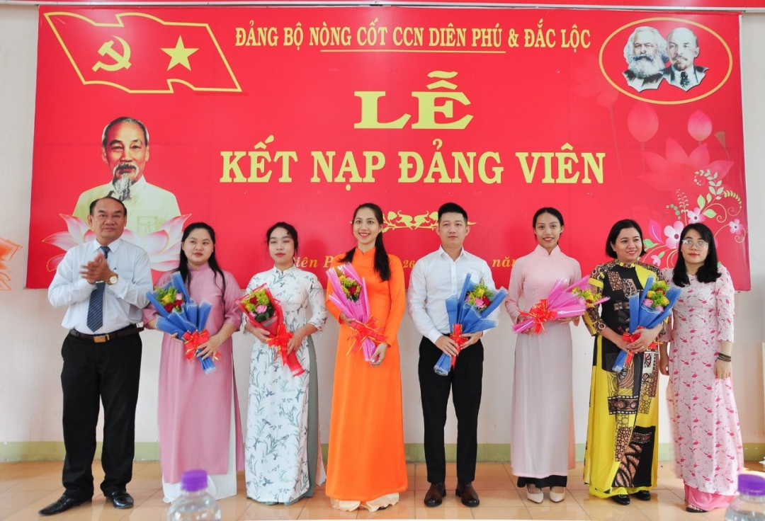 Đảng bộ tỉnh Khánh Hòa vượt chỉ tiêu kết nạp đảng viên năm 2023