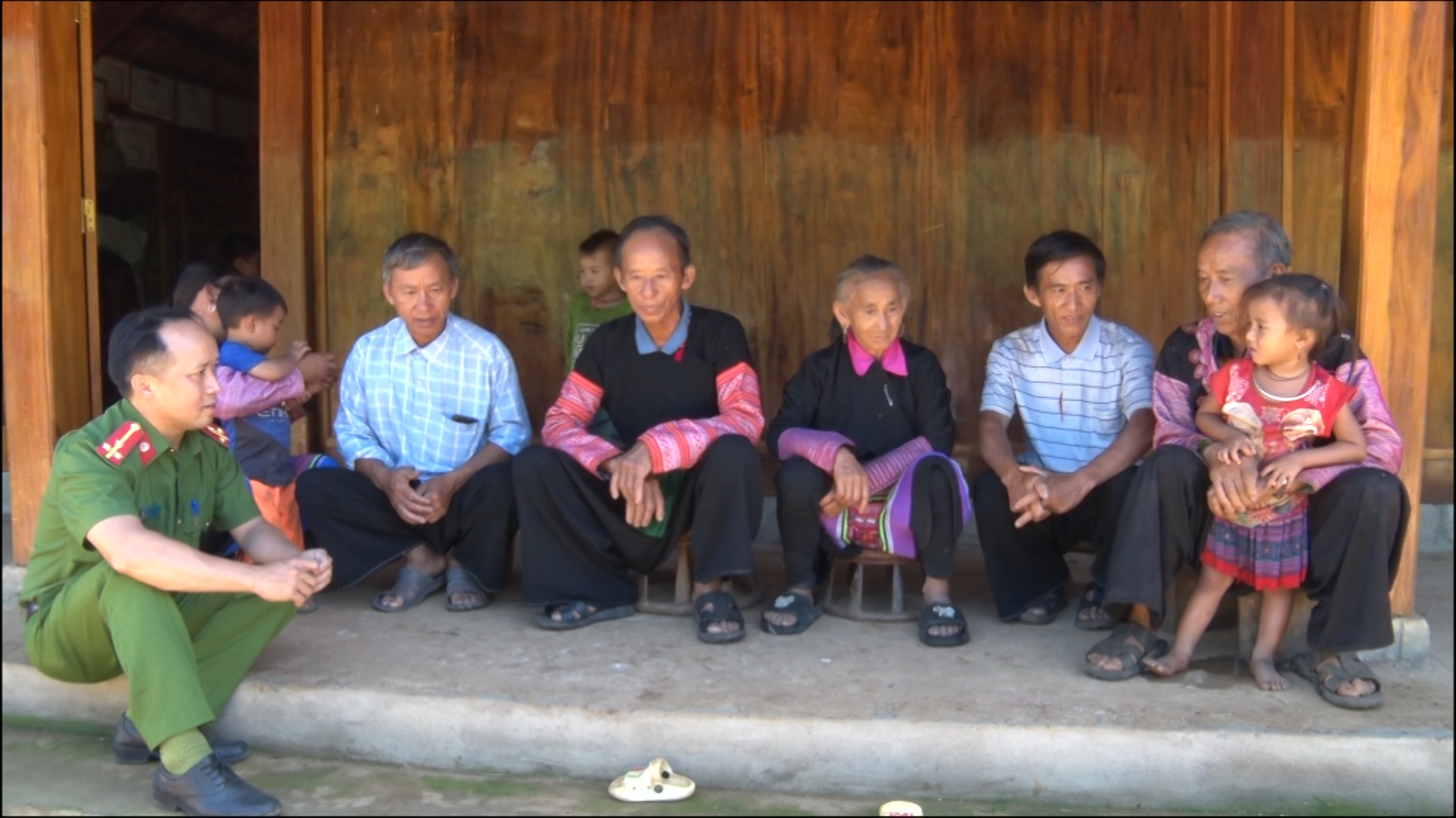 Phát huy vai trò người uy tín ở Hang Kia