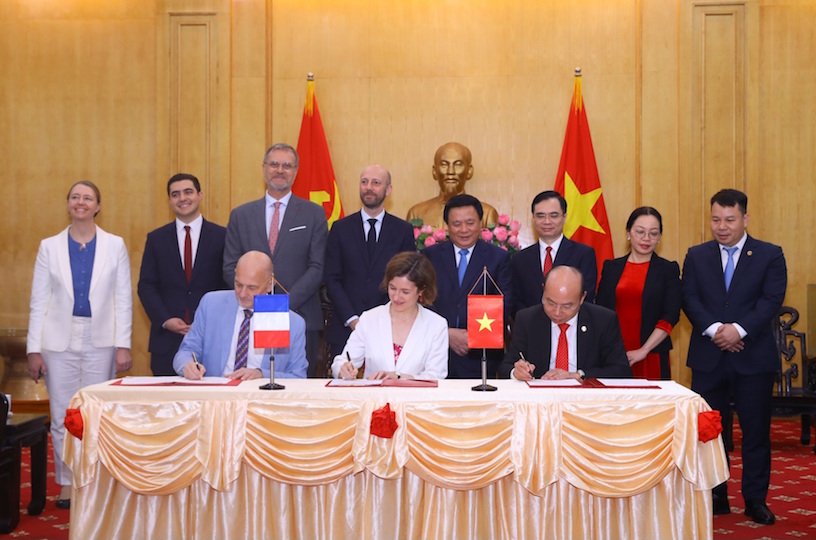Hỗ trợ Việt Nam đào tạo, bồi dưỡng, xây dựng đội ngũ cán bộ
