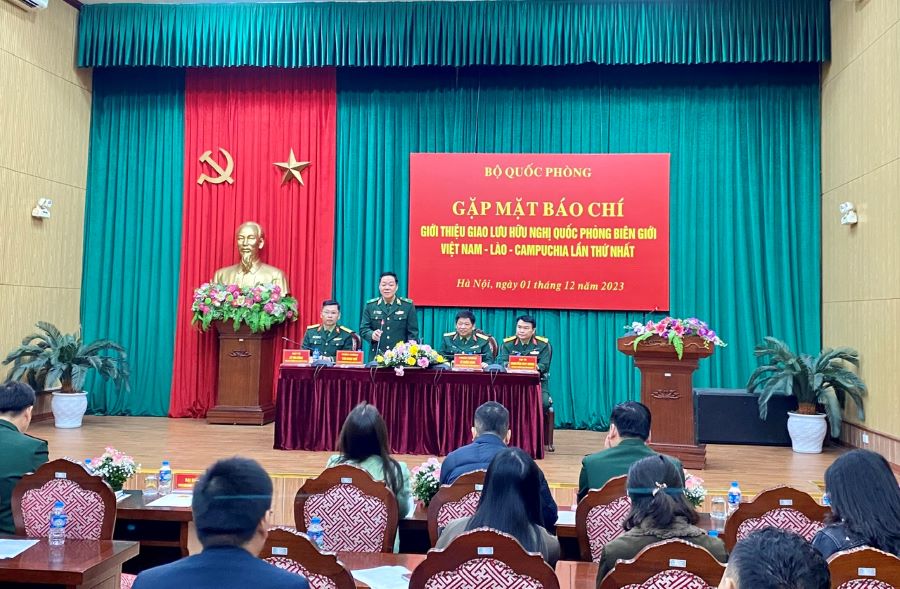 Lần đầu tiên tổ chức Giao lưu hữu nghị Quốc phòng biên giới Việt Nam - Lào - Campuchia