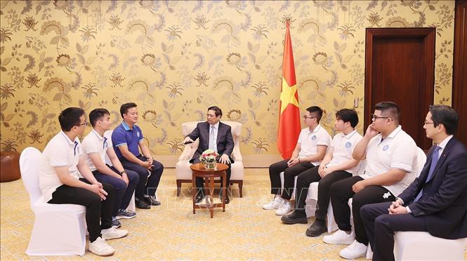 Thủ tướng Phạm Minh Chính gặp nhóm sinh viên Việt Nam đoạt giải tại cuộc thi của COP28