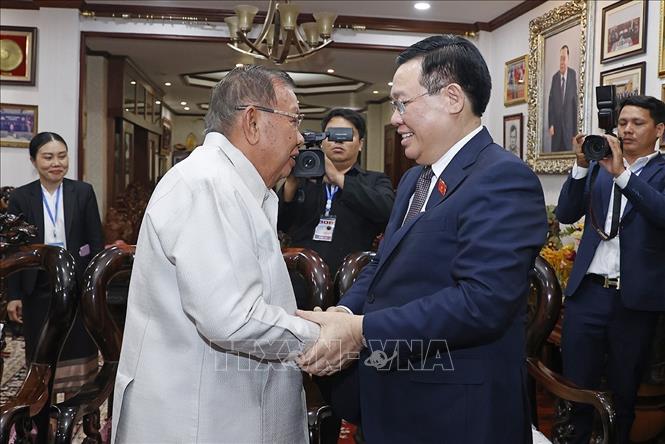 Chủ tịch Quốc hội thăm các đồng chí nguyên lãnh đạo cấp cao của Lào