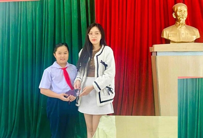 Tuyên dương học sinh trả lại điện thoại iPhone 14 cho người làm rơi