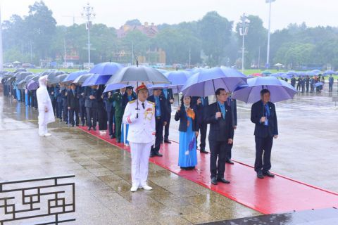 Đoàn đại biểu dự Đại hội XIII Công đoàn Việt Nam vào Lăng viếng Chủ tịch Hồ Chí Minh