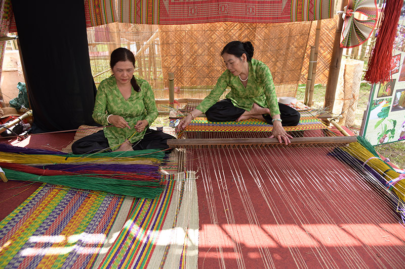 Sắc màu làng chiếu Định Yên