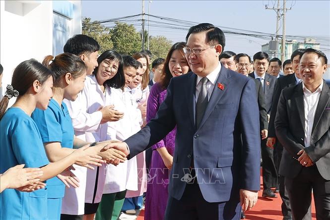 Chủ tịch Quốc hội Vương Đình Huệ thăm Bệnh viện Quốc tế La Vie tại Lào