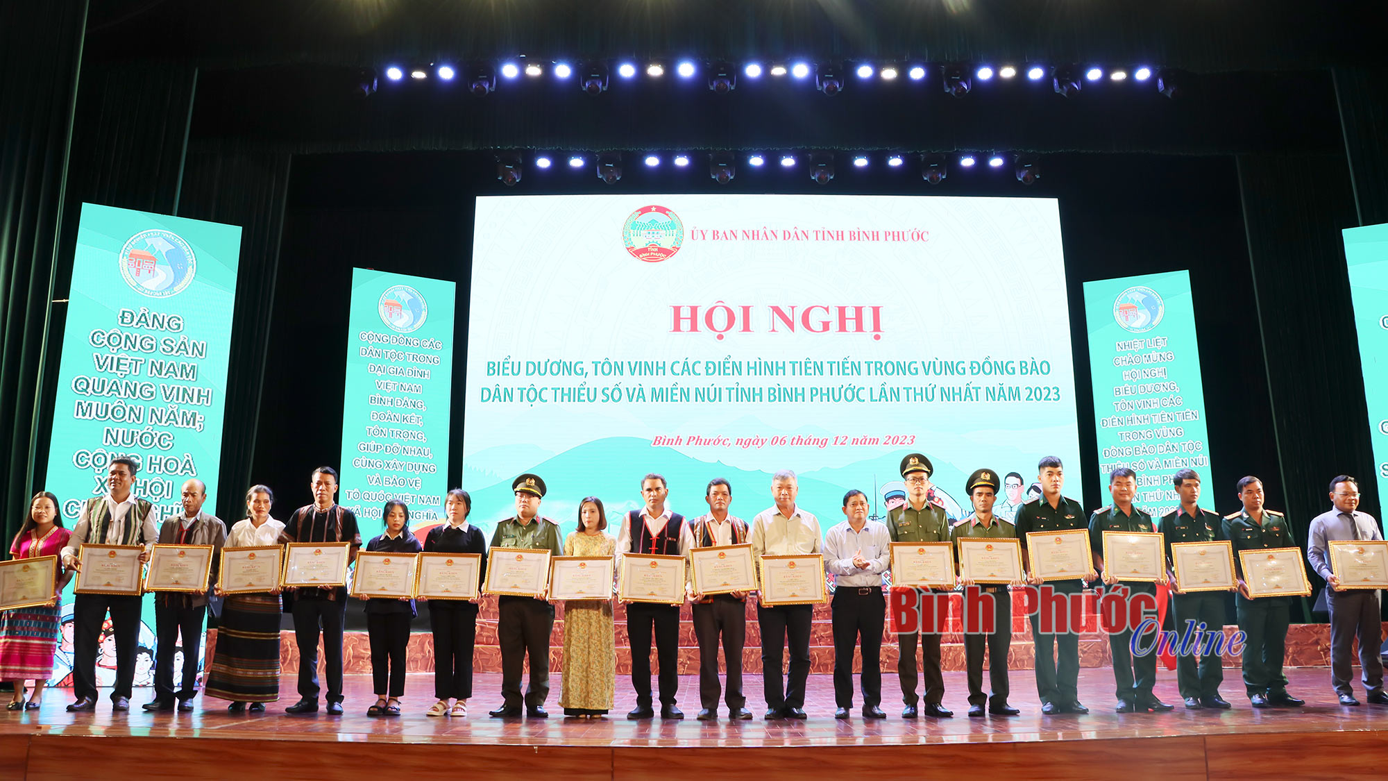 Biểu dương, tôn vinh các điển hình tiên tiến trong vùng đồng bào dân tộc thiểu số và miền núi