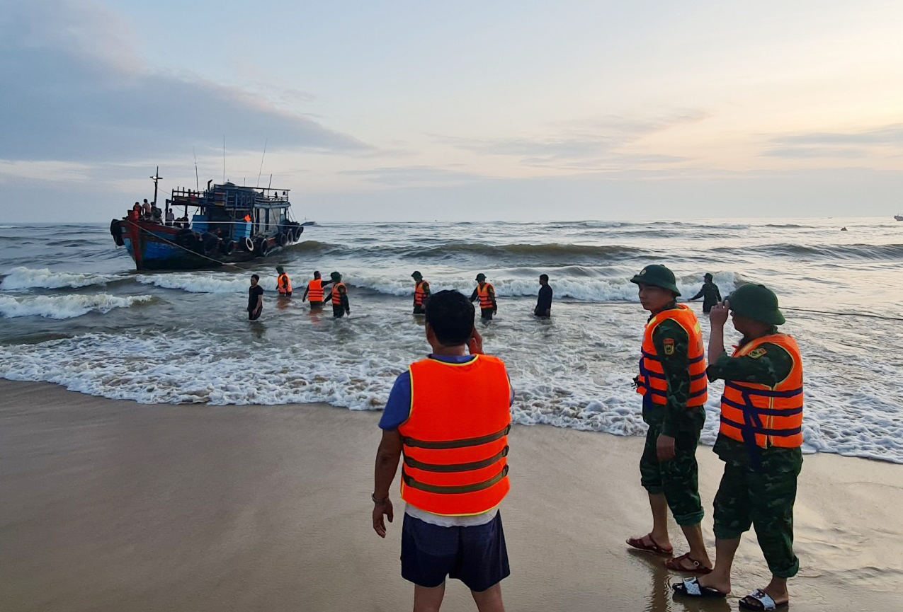 Cứu hộ kịp thời 2 tàu cá mắc cạn