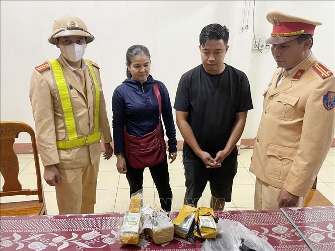 Phát hiện xe khách chở số lượng lớn ngoại tệ tương đương khoảng 3,8 tỷ đồng