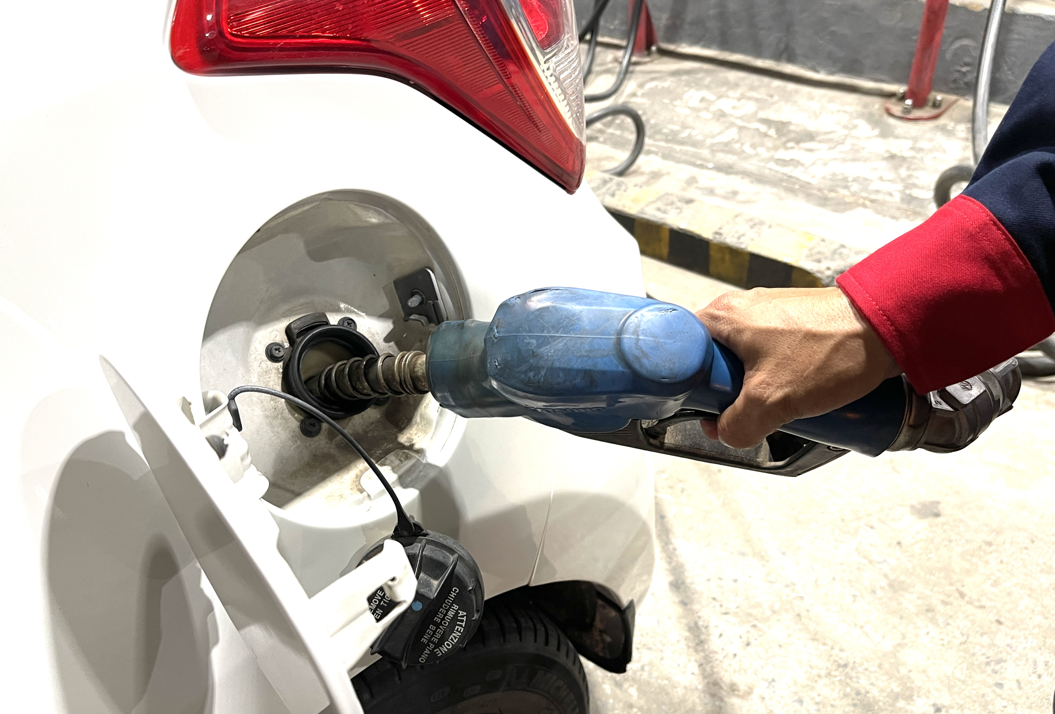 Giá xăng giảm gần 700 đồng lít