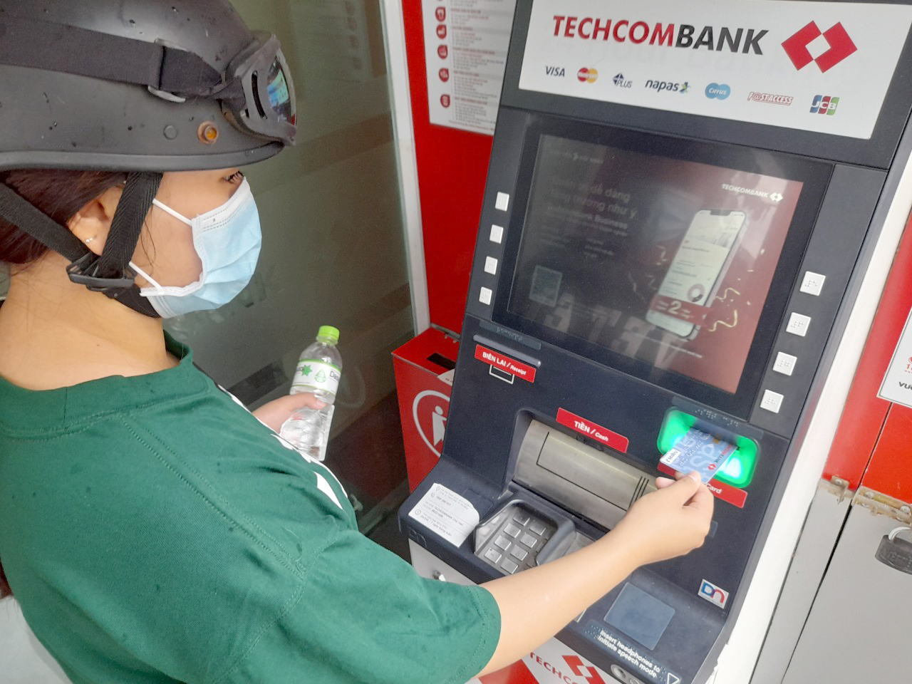 64 người nhận chế độ BHXH, trợ cấp thất nghiệp qua tài khoản ngân hàng