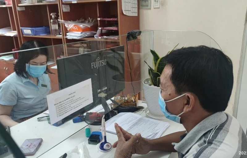 Không yêu cầu nộp sổ hộ khẩu, sổ tạm trú khi làm thủ tục về BHXH