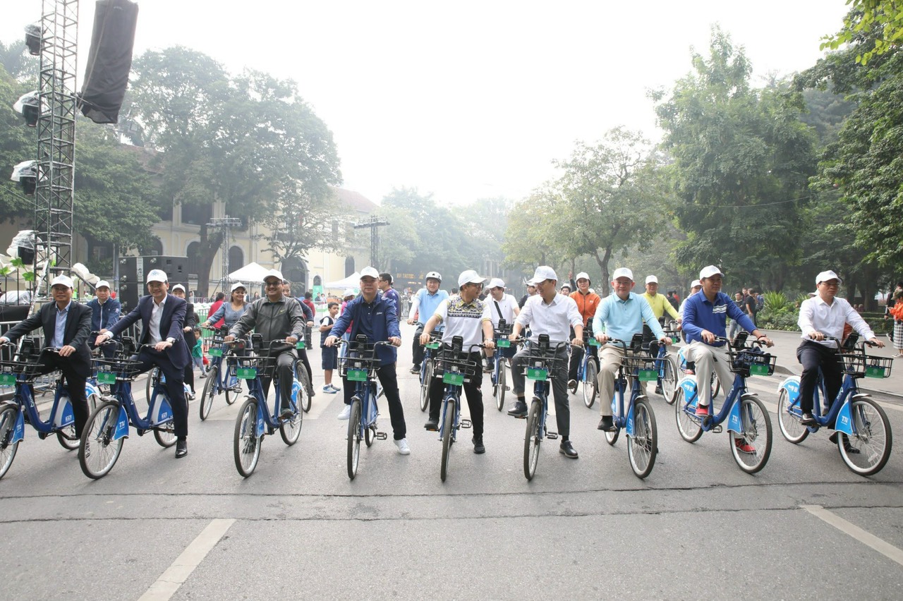 Hành trình xe đạp hữu nghị vì Hà Nội xanh
