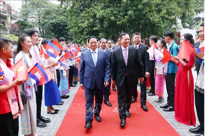 Thủ tướng Phạm Minh Chính và Thủ tướng Campuchia giao lưu với sinh viên Trường Đại học Ngoại thương