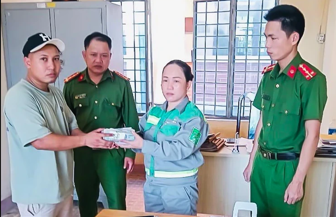 Nữ nhân viên môi trường trả lại gần 100 triệu đồng cho người đánh rơi