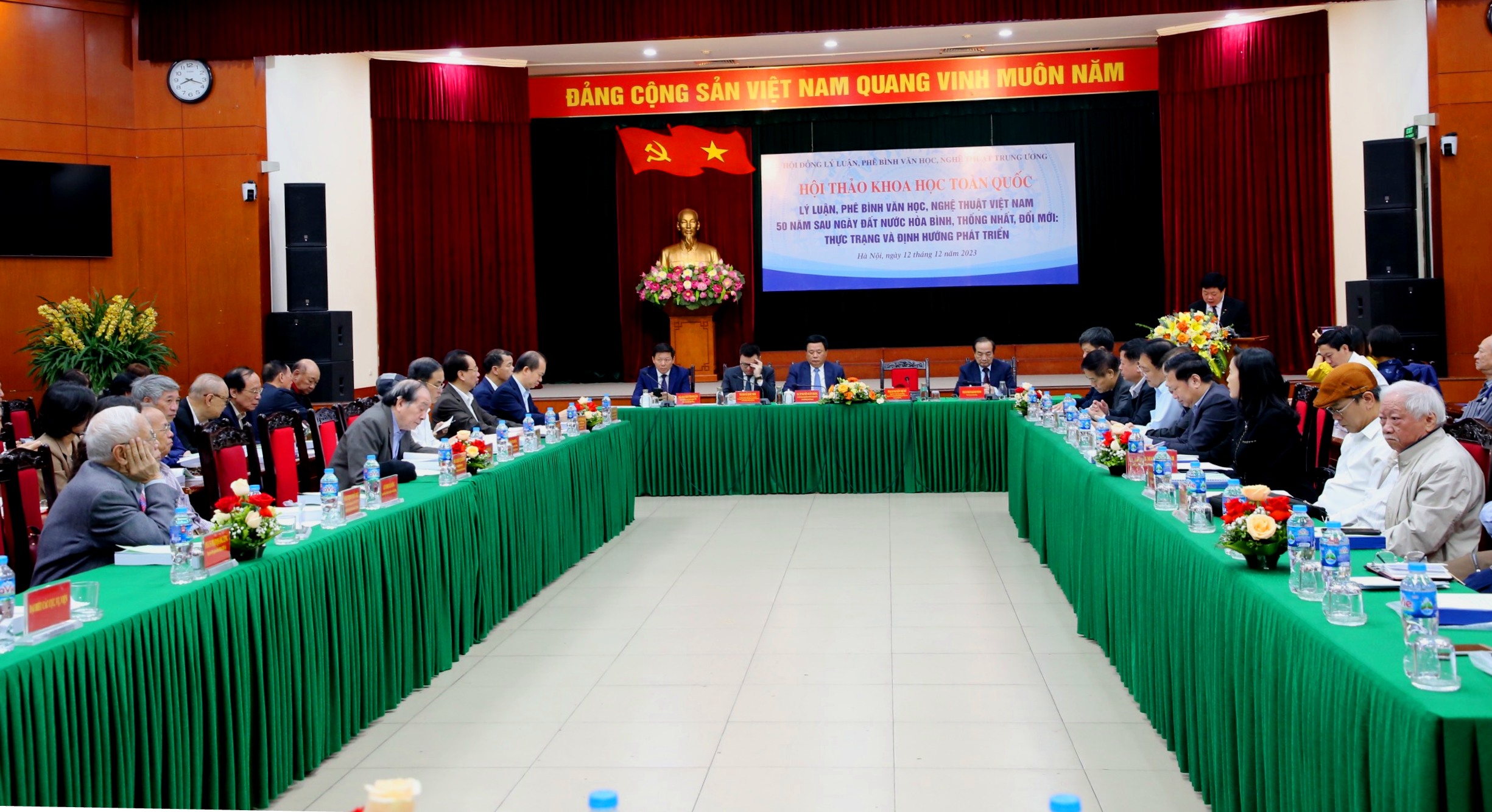 Tiếp tục phát huy vai trò quan trọng của lý luận, phê bình văn học, nghệ thuật