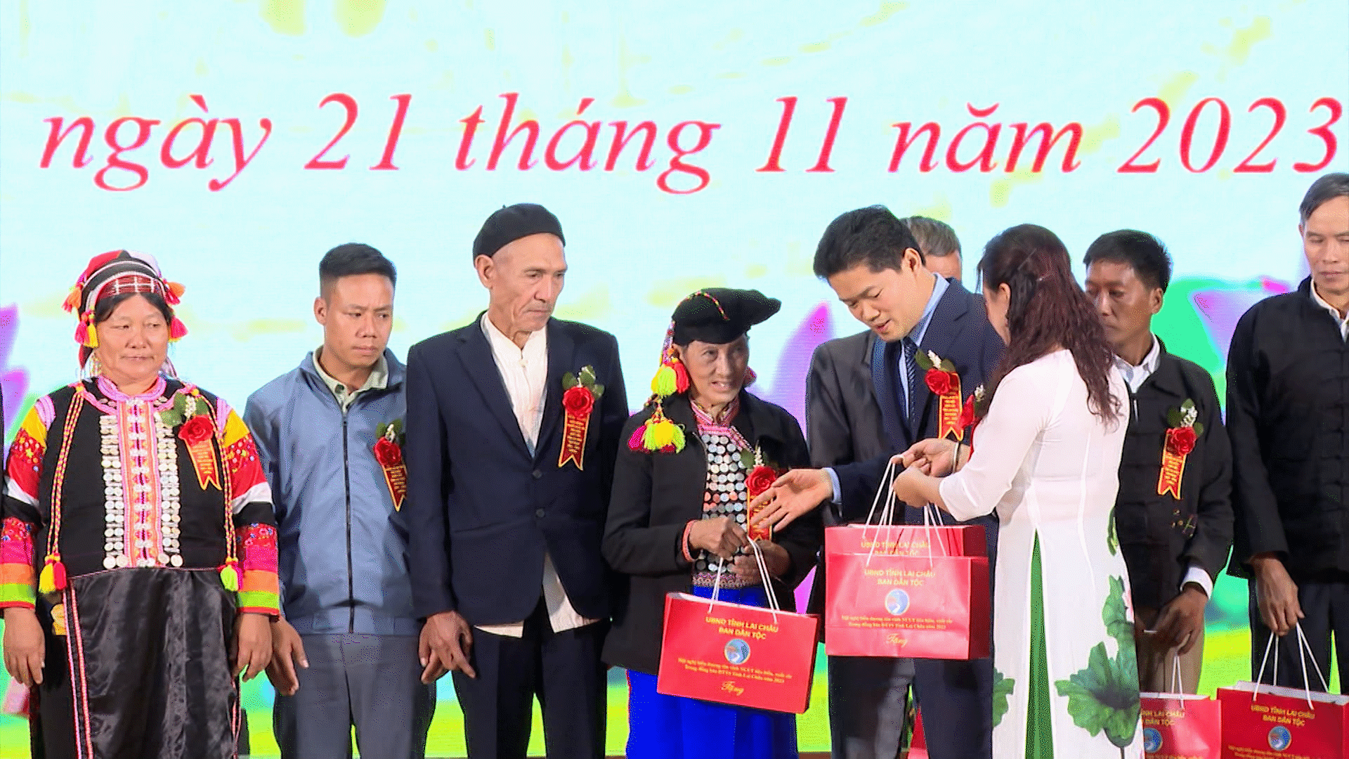 Lai Châu Chăm lo, làm tốt chính sách đối với người có uy tín