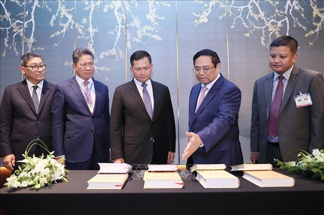Thủ tướng Phạm Minh Chính tặng Thủ tướng Campuchia sách của Tổng Bí thư Nguyễn Phú Trọng