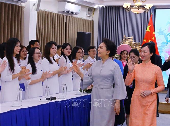Phu nhân Chủ tịch nước và Phu nhân Tổng Bí thư, Chủ tịch nước Trung Quốc giao lưu với sinh viên Đại học Quốc gia Hà Nội