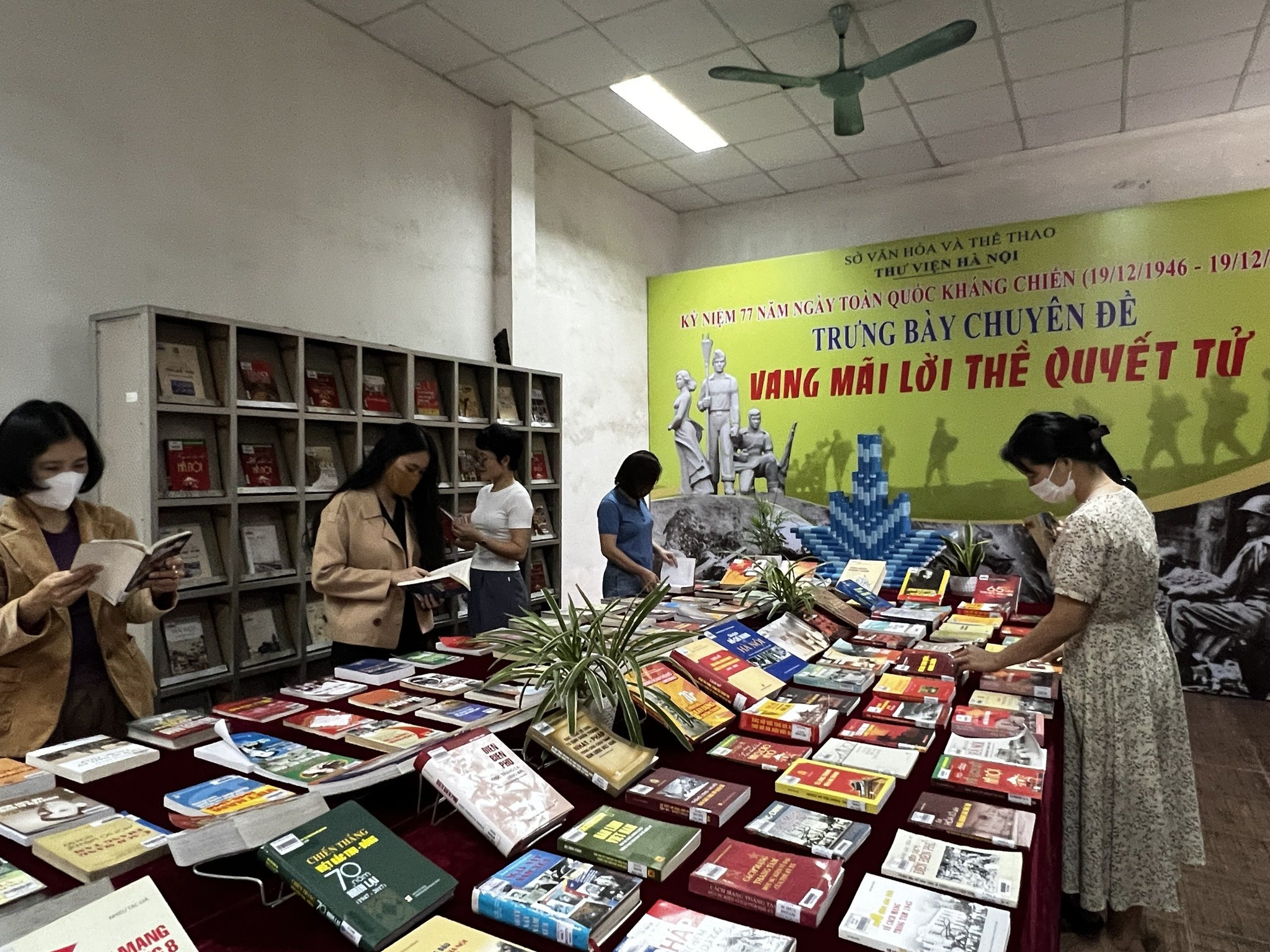 Trưng bày 500 tư liệu sách, báo chuyên đề “Vang mãi lời thề quyết tử”