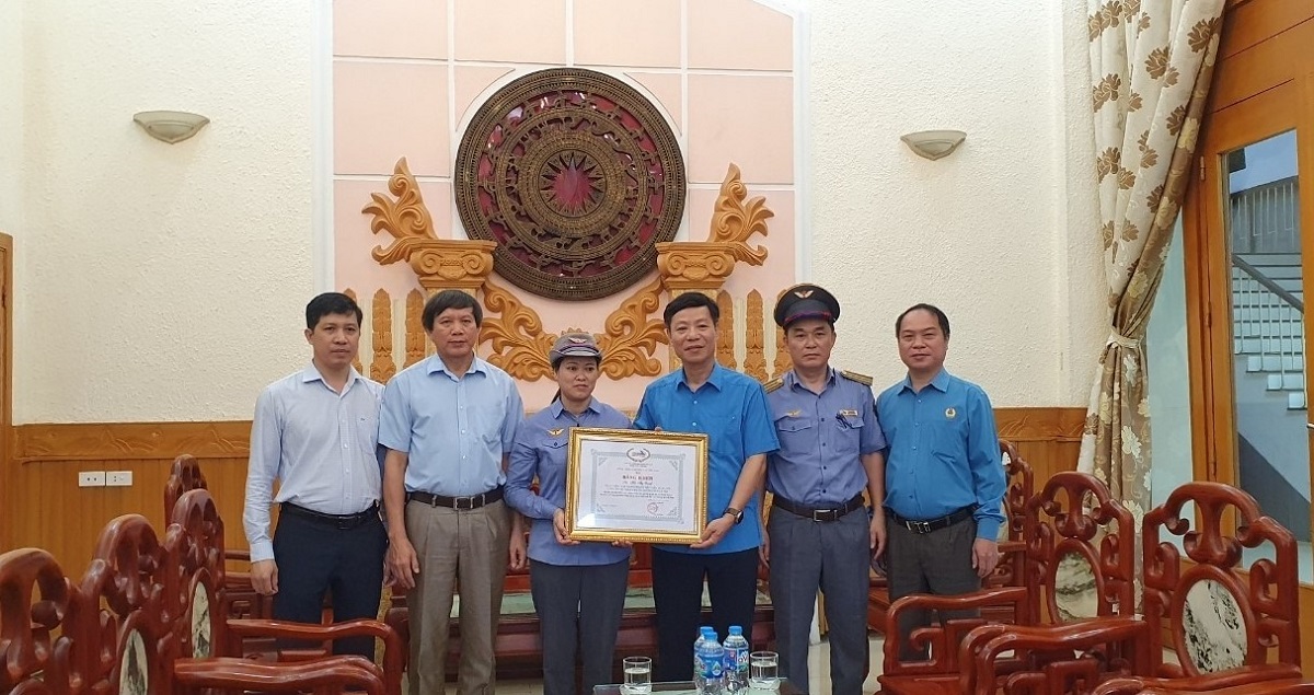 Khen thưởng cá nhân và tổ tàu SE2