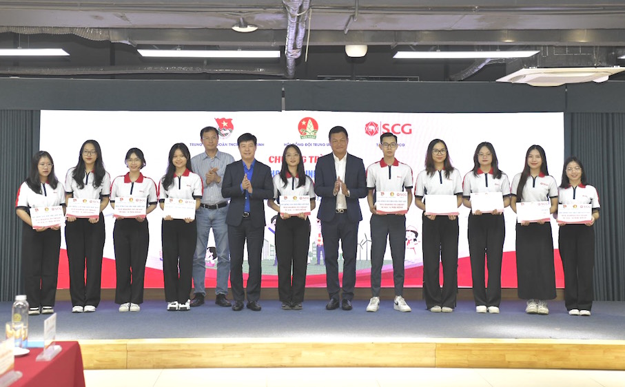 Trao học bổng cho 200 học sinh, sinh viên có hoàn cảnh khó khăn