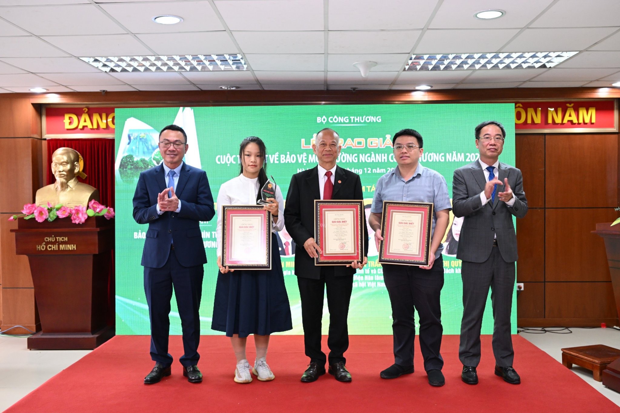 Trao giải Cuộc thi viết về bảo vệ môi trường ngành Công thương năm 2023
