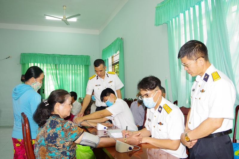 Quân chủng Hải quân khám bệnh, cấp thuốc miễn phí cho ngư dân
