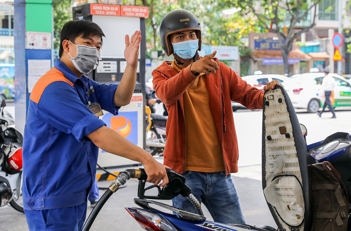 Giá xăng giảm hơn 900 đồng lít