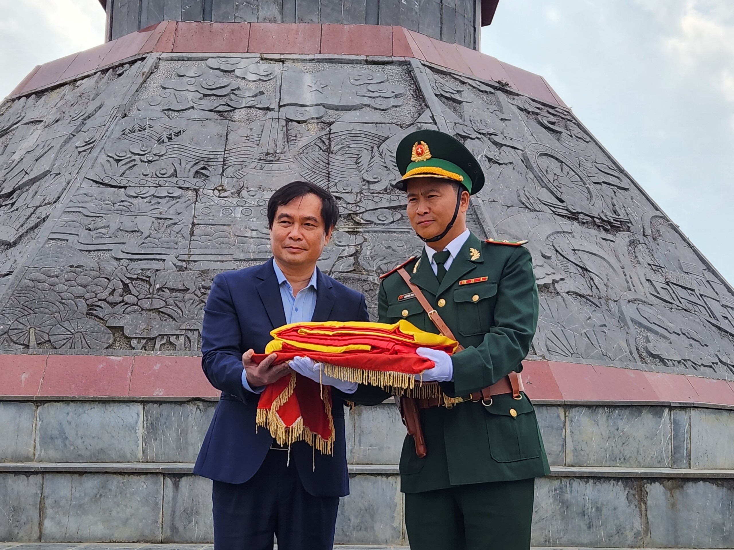 Trao 100 cờ Tổ quốc tặng Đồn Biên phòng Lũng Cú