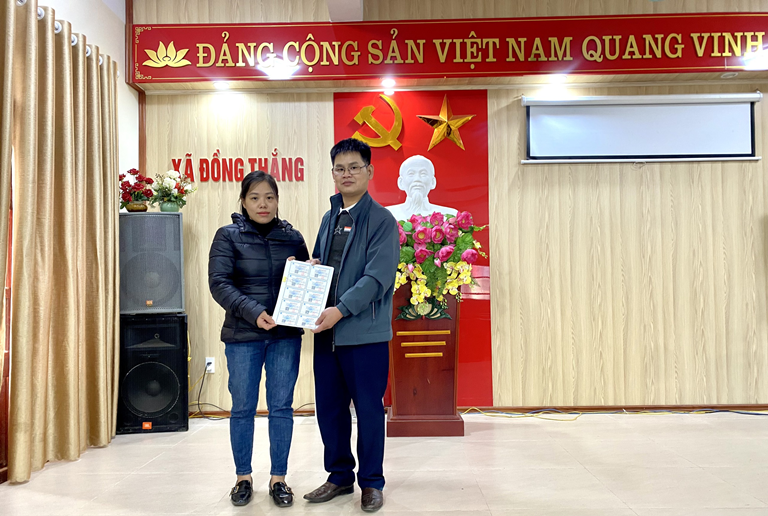BHXH huyện Chợ Đồn trao tặng 650 thẻ BHYT cho người có hoàn cảnh khó khăn