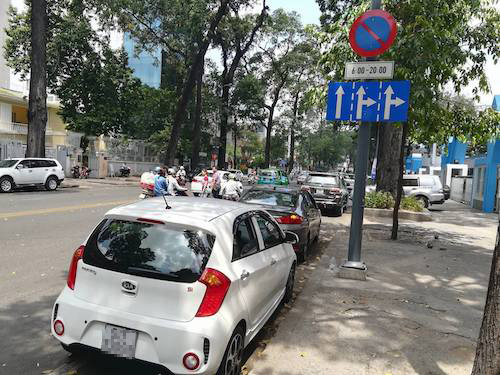 Đỗ xe ô tô không có tín hiệu báo bị phạt bao nhiêu tiền