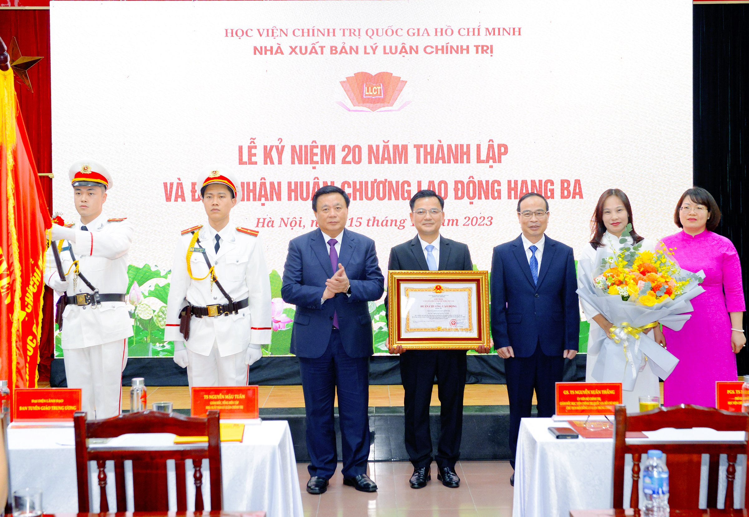 Nhà xuất bản Lý luận chính trị đón nhận Huân chương Lao động hạng Ba