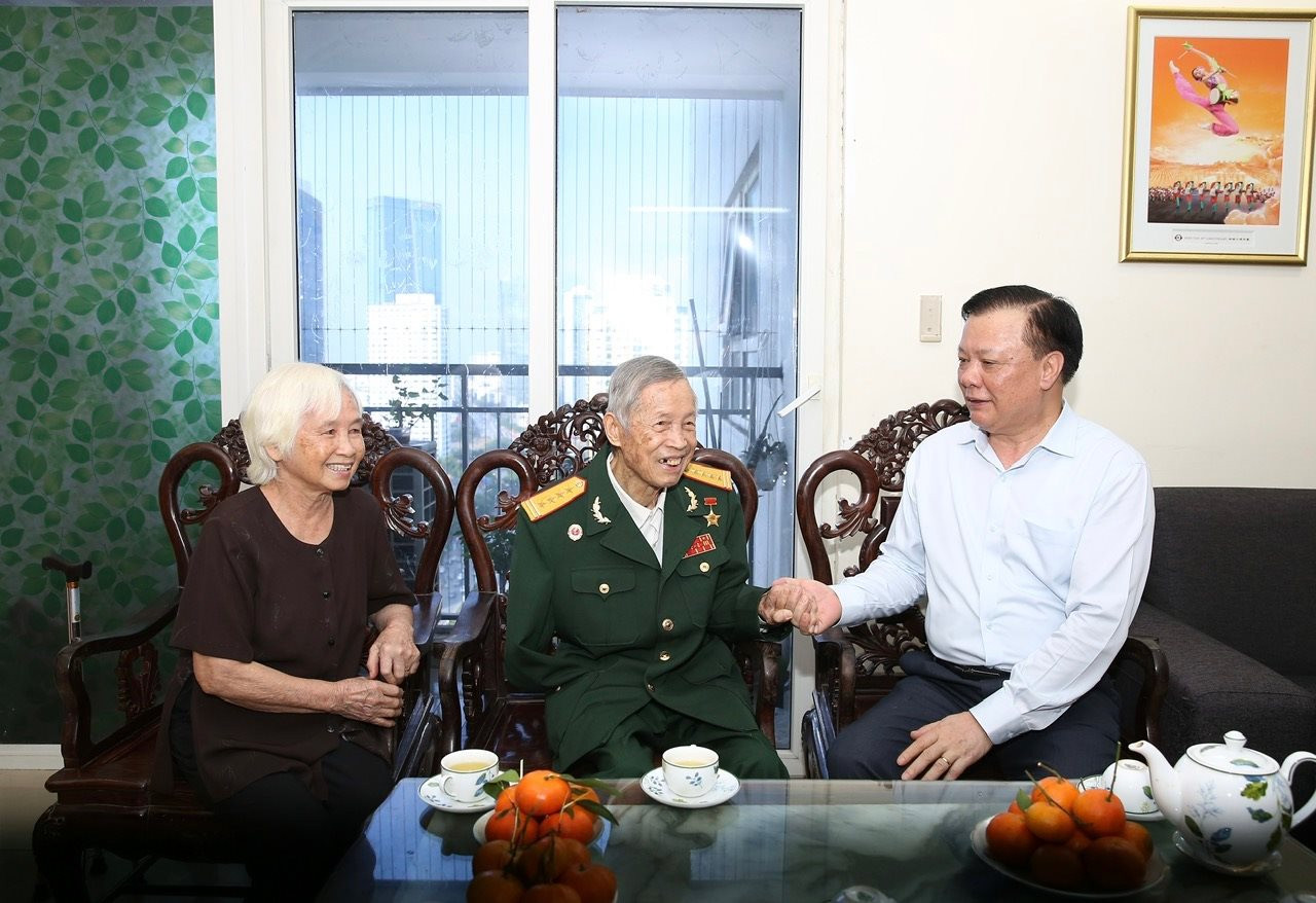 Thăm, tặng quà Đại tá, Anh hùng Lực lượng vũ trang nhân dân La Văn Cầu