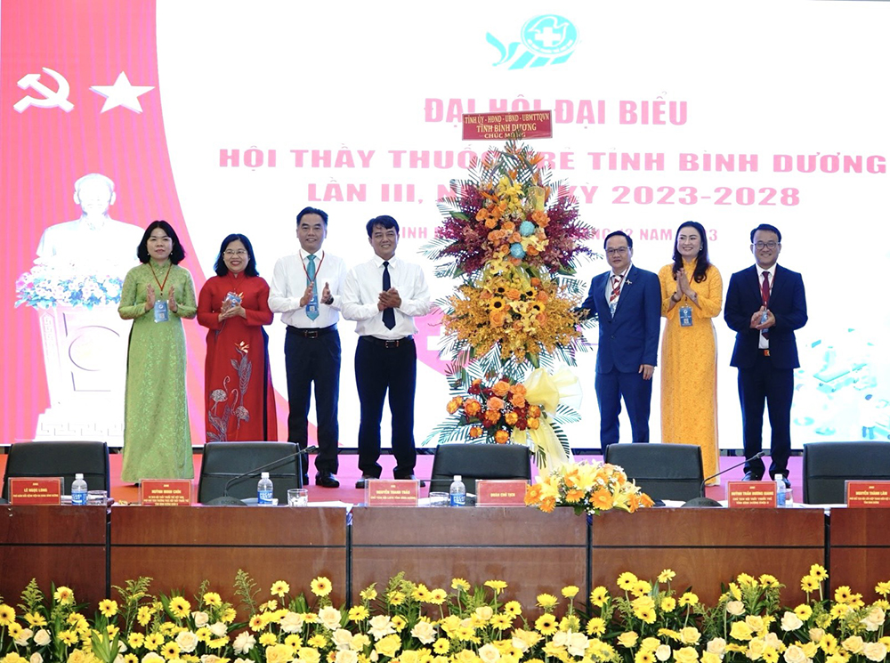 Thầy thuốc trẻ Bình Dương rèn đức, luyện tài, làm theo lời Bác