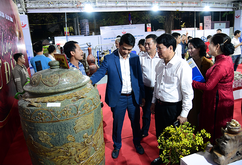 Chiêm ngưỡng các tác phẩm thủ công mỹ nghệ, làng nghề tiêu biểu xã Bát Tràng