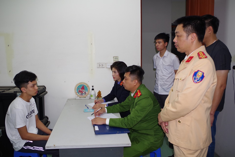 Hà Nam Tạm giữ lái xe ô tô đâm vào lực lượng Cảnh sát giao thông đang làm nhiệm vụ