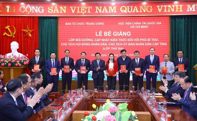 Bế giảng lớp cập nhật kiến thức đối với Phó Bí thư, Chủ tịch HĐND, UBND cấp tỉnh