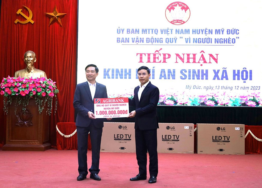 Trao tặng 1,2 tỷ đồng cho các hộ nghèo, hộ khó khăn tại huyện Mỹ Đức Hà Nội