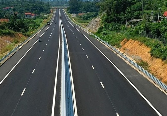 Đầu tư gần 1 700 tỷ đồng xây dựng đường Hồ Chí Minh đoạn Chợ Chu - ngã ba Trung Sơn