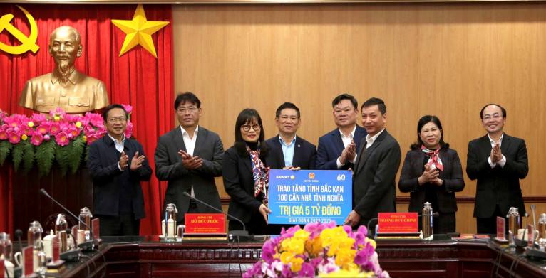 Tập đoàn Bảo Việt hỗ trợ tỉnh Bắc Kạn 5 tỷ đồng xây dựng 100 căn nhà tình nghĩa