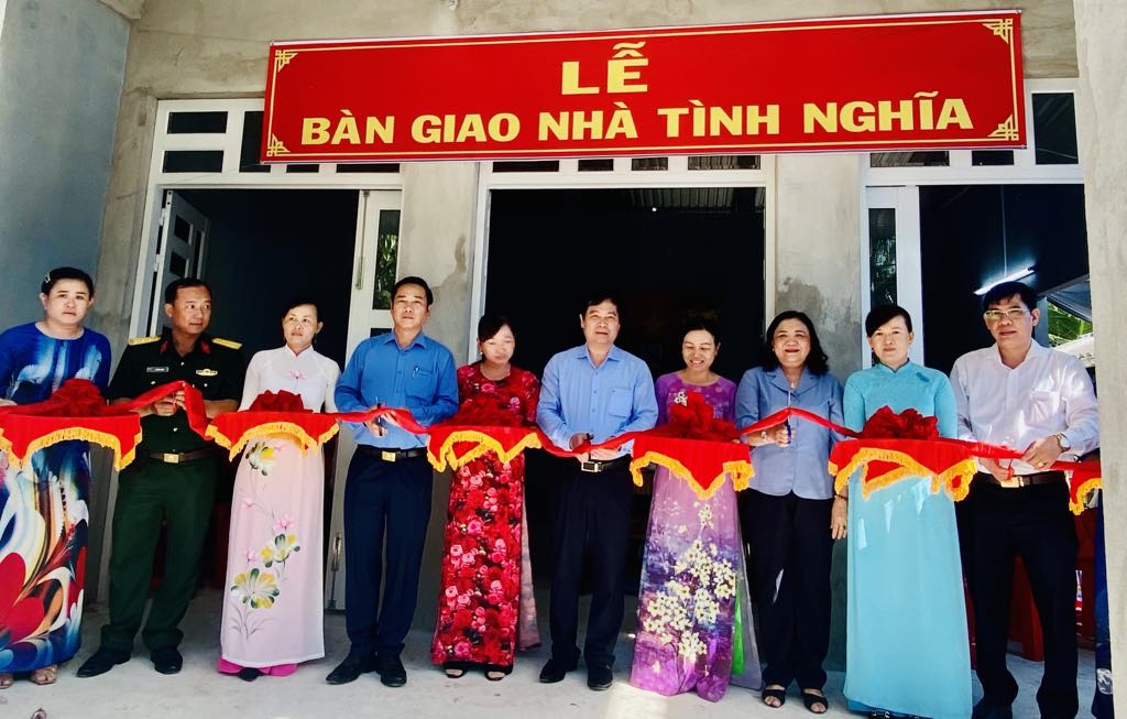 Khánh thành nhà tình nghĩa Chương trình Màu hoa đỏ năm 2023 tại Bến Tre