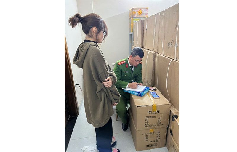 Hà Nội Phát hiện hàng nghìn sản phẩm loa đài, đồng hồ nhập lậu
